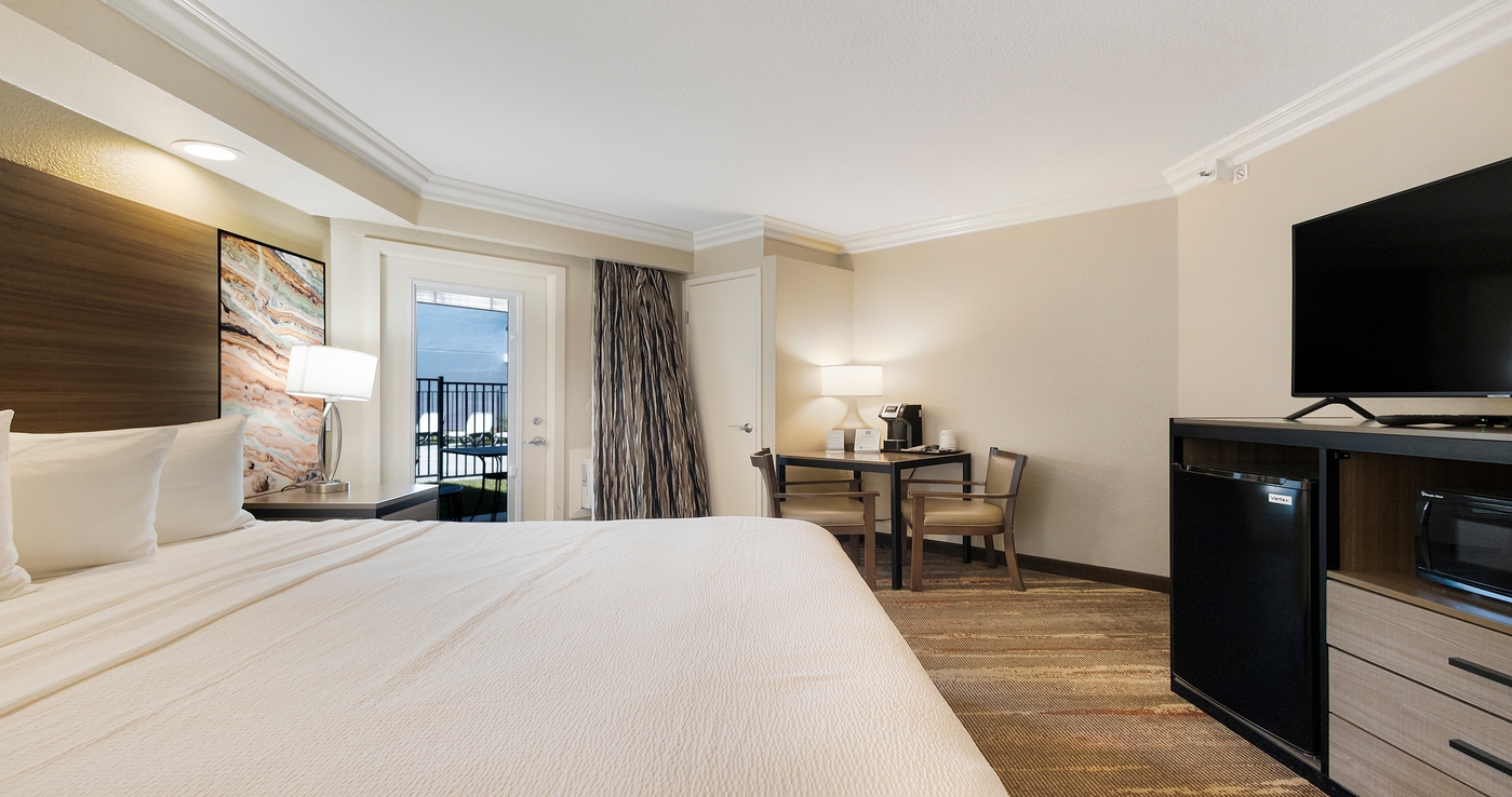 Balcony | 1 King Bed